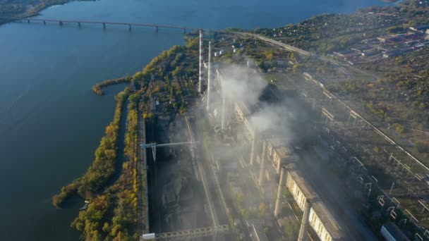 Vista Aerea Del Fumo Dalle Tubature Della Centrale Elettrica Sulla — Video Stock