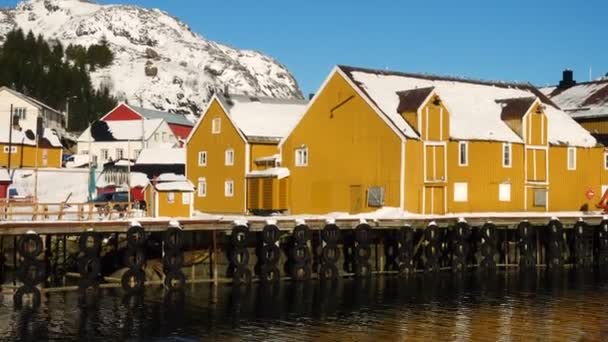 ロフォーテン諸島の海岸に有名な伝統的な多色の木造漁村のロルブの眺め ノルウェー — ストック動画