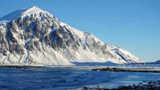 Invierno Montañas Nórdicas Nevó Orilla Del Océano Día Soleado Brillante — Vídeos de Stock