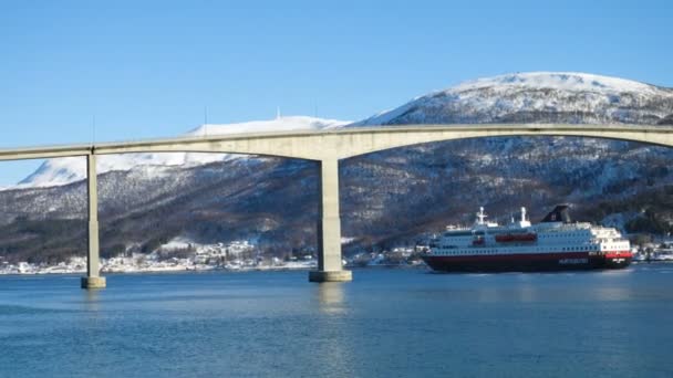 Finnsnes Troms Norway Μαρτιου 2019 Κρουαζιερόπλοιο Hurtigruten Κάτω Από Γέφυρα — Αρχείο Βίντεο