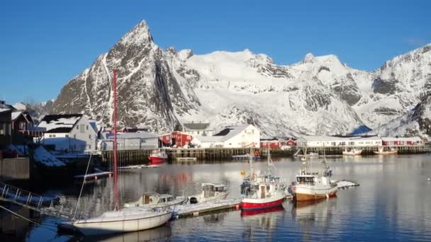 Prachtig Noors Winterlandschap Met Veelkleurige Rorbu Afgemeerde Vissersschepen Aan Baai — Stockvideo