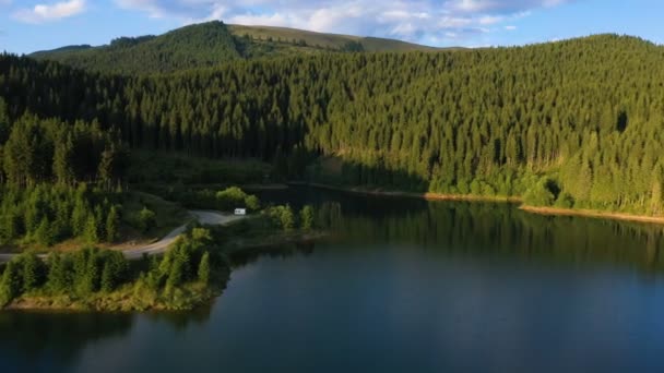 晚湖空中全景与美丽的倒影和松树林海岸线 — 图库视频影像