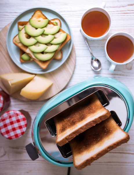 Toaster in Cyan-Farbe auf einem Holzhintergrund — Stockfoto