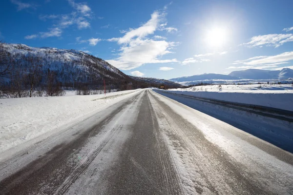 Estrada nas montanhas norwegian — Fotografia de Stock