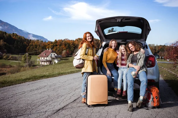 Familjens resa med bil — Stockfoto