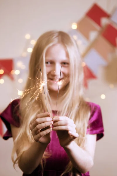 Menina criança e bengala luzes — Fotografia de Stock