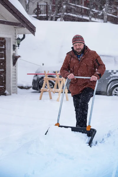 Man cleans snow with a shovel — Stock Photo, Image