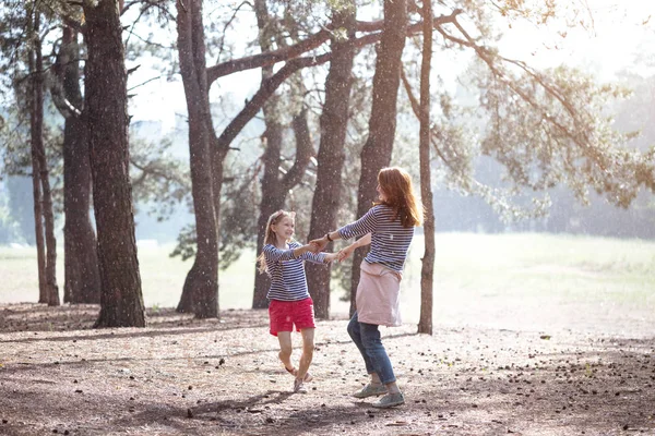 Mutter und Tochter beim Spaziergang — Stockfoto