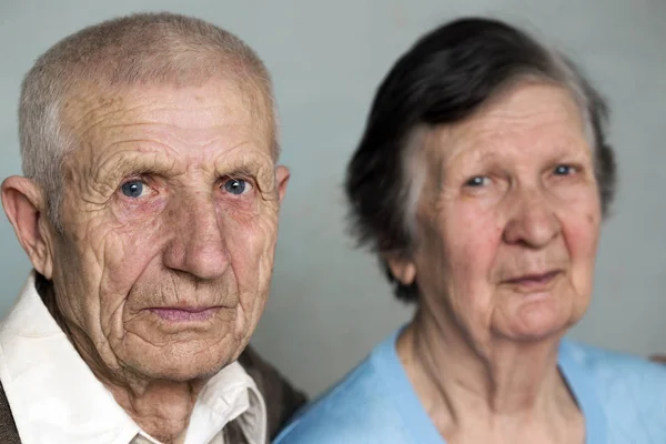 Портрет бабушки и дедушки на белом фоне — стоковое фото
