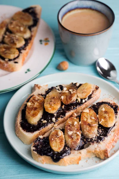 Tostadas con pasta de chocolate y plátano — Foto de Stock