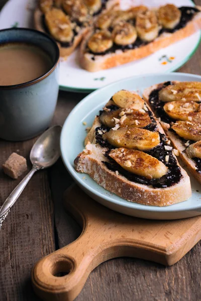 Rostat bröd med chokladpasta och banan — Stockfoto