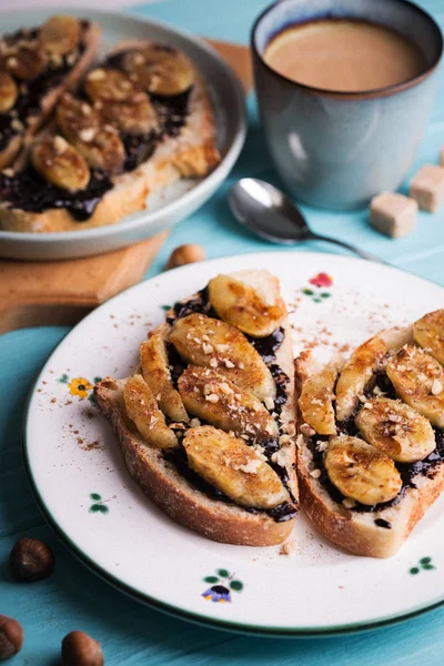 Rostat bröd med chokladpasta och banan — Stockfoto