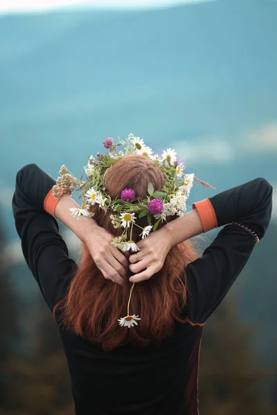 Meisje in een krans van wilde bloemen — Stockfoto