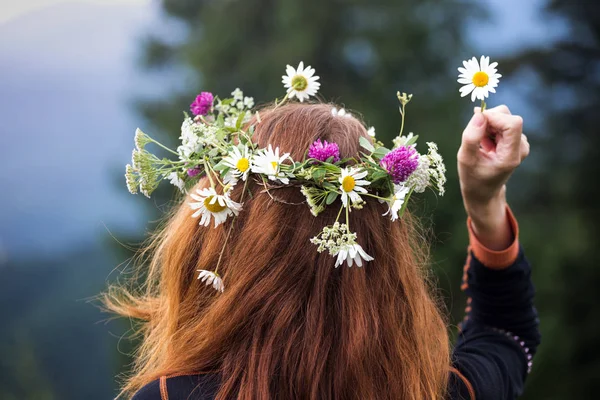 Menina em uma coroa de flores silvestres — Fotografia de Stock