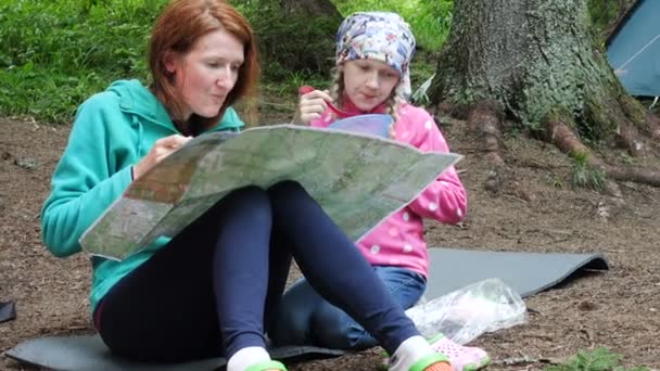 Mère Avec Fille Assise Devant Tente Camping Forestier Manger Regarder — Video
