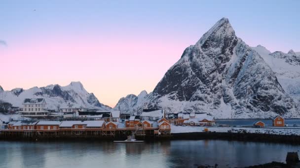 位于挪威罗浮敦群岛海滨的著名传统五彩斑斓的木制钓鱼屋的晚景 — 图库视频影像