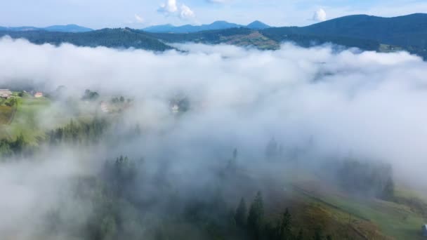 Reggeli Hegyi Falu Borított Felhők Légi Panoráma Vorokhta Kárpátok Ukrajna — Stock videók