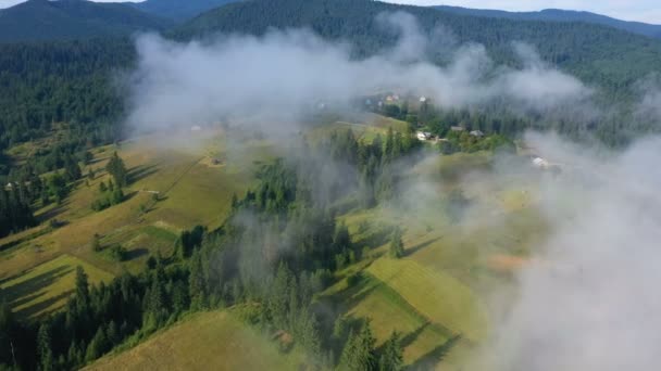 Reggeli Hegyi Falu Borított Felhők Légi Panoráma Vorokhta Kárpátok Ukrajna — Stock videók