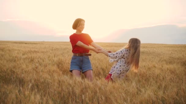 Dos Hermanas Niños Sonrientes Disfrutando Campo Trigo Brillante Noche Verano — Vídeos de Stock