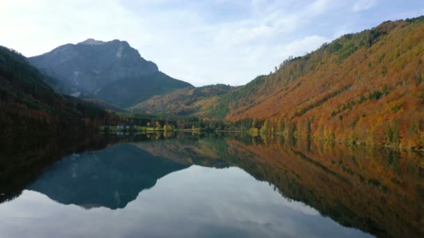 Mooie Oostenrijkse Herfst Langbathsee Meer Met Kleurrijke Rode Bomen Aan — Stockvideo