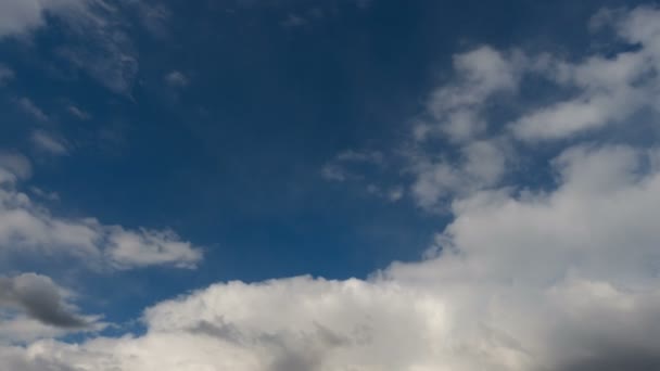 Пасмурное Вечернее Небо Серыми Грозовыми Облаками — стоковое видео