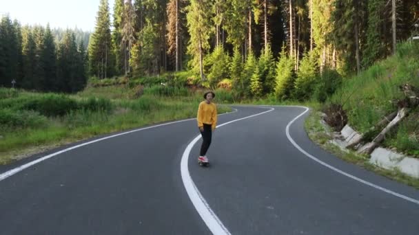 Έφηβος Κορίτσι Ένα Πατινάζ Ένα Άδειο Δρόμο Στο Βουνό — Αρχείο Βίντεο