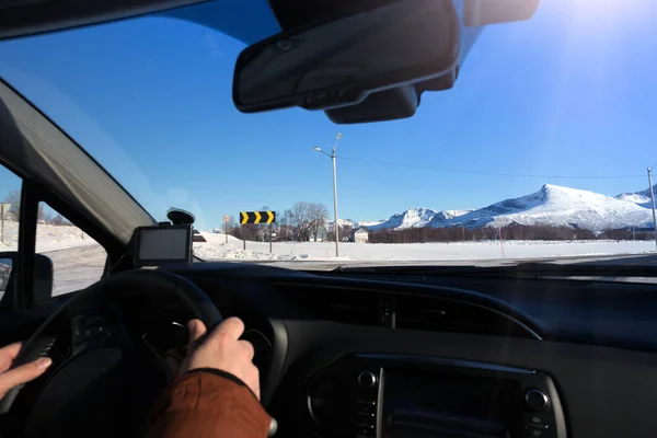 Roadtrip homem mãos sobre a roda — Fotografia de Stock