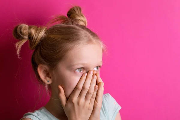 Kleines Mädchen auf rosa Hintergrund — Stockfoto