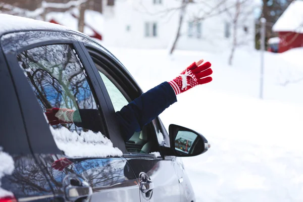 Hands out of a car window — Stock Photo, Image