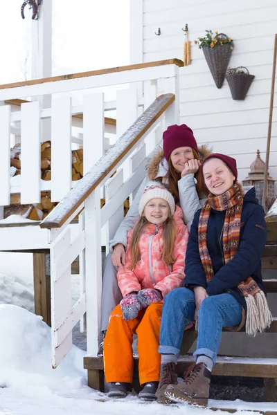 Gelukkige familie op de veranda van het huis — Stockfoto