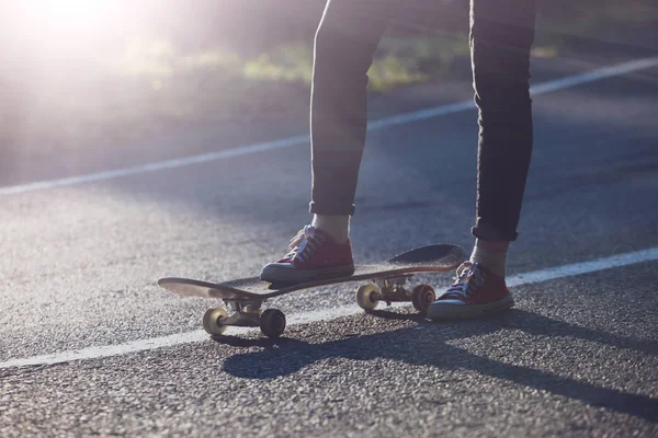 Piedi su uno skateboard — Foto Stock