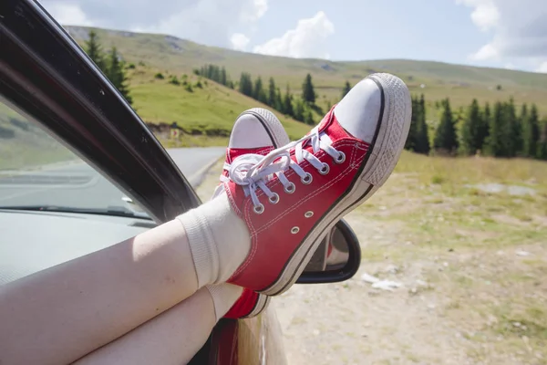 Arabadan dışarı yapışmasını kız bacakları — Stok fotoğraf