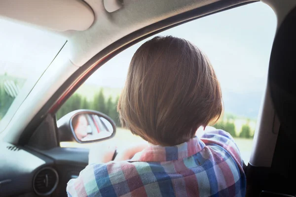 Girl traveling in a car — Stock Photo, Image