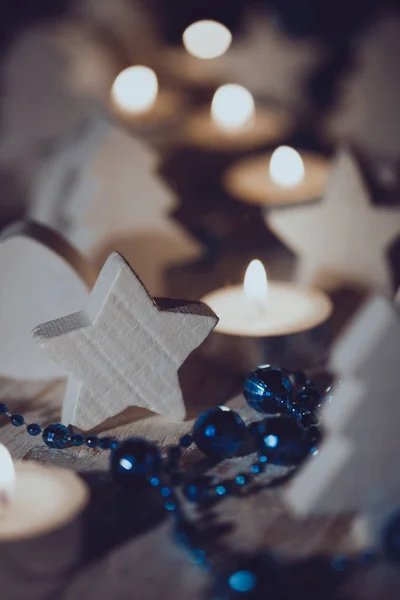 Sfondo di Natale di candele e giocattoli in legno — Foto Stock