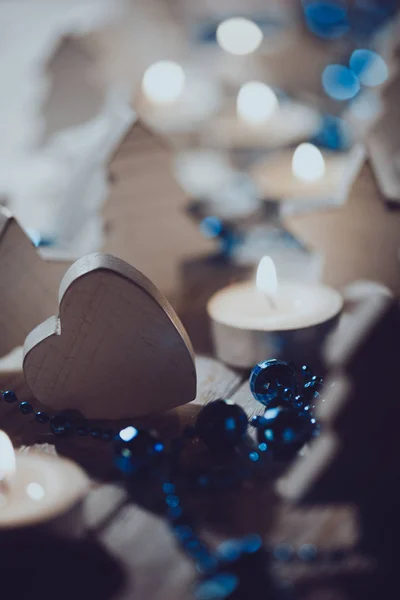 Kerst achtergrond van kaarsen en houten speelgoed — Stockfoto
