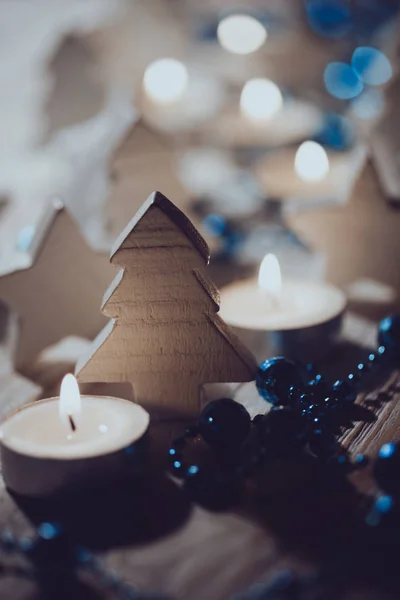 Sfondo di Natale di candele e giocattoli in legno — Foto Stock