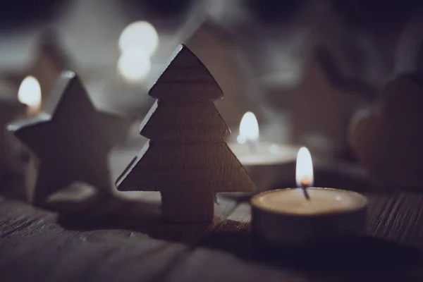 Χριστουγεννιάτικο φόντο από κεριά και ξύλινα παιχνίδια — Φωτογραφία Αρχείου