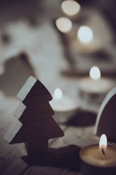 Sfondo di Natale di candele e giocattoli in legno — Foto Stock