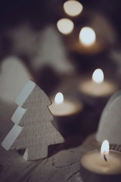 Kerst achtergrond van kaarsen en houten speelgoed — Stockfoto