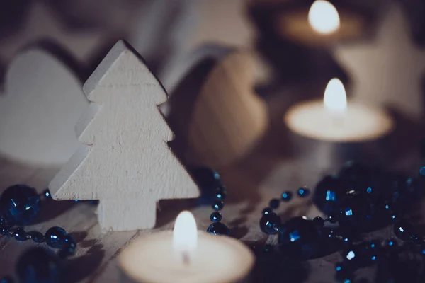 Jul bakgrund ljus och trä leksaker — Stockfoto