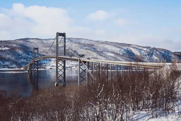 Мост против красивого норвежского пейзажа — стоковое фото