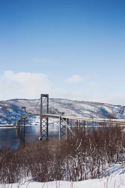 Γέφυρα ενάντια σε ένα πανέμορφο νορβηγικό τοπίο — Φωτογραφία Αρχείου