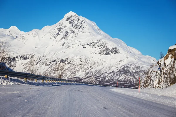Strada sulle montagne norvegesi — Foto Stock
