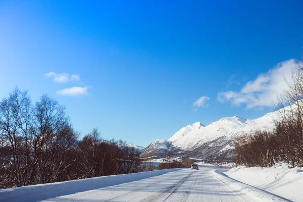 Estrada nas montanhas norwegian — Fotografia de Stock