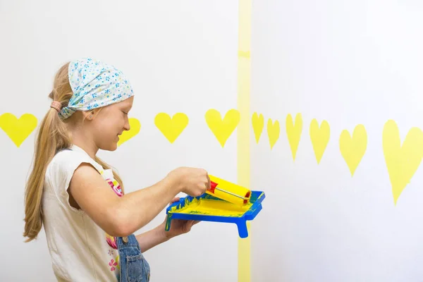 Niña pinta la pared —  Fotos de Stock