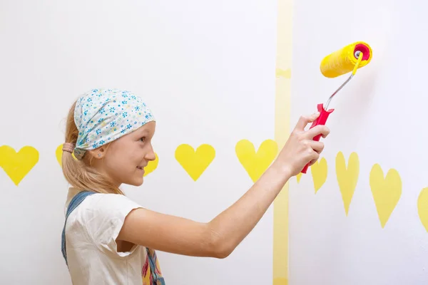 Mała dziewczynka maluje ścianę — Zdjęcie stockowe
