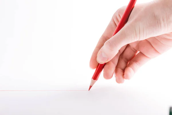 Χέρι με κόκκινο μολύβι σε λευκό φόντο — Φωτογραφία Αρχείου
