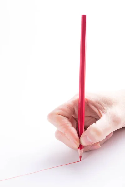 Hand med röd penna på en vit bakgrund — Stockfoto