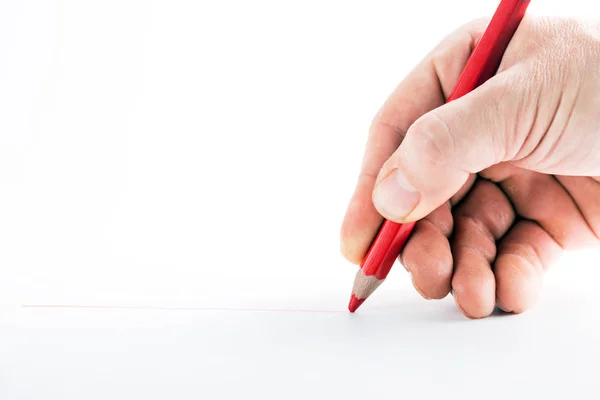 Χέρι με κόκκινο μολύβι σε λευκό φόντο — Φωτογραφία Αρχείου
