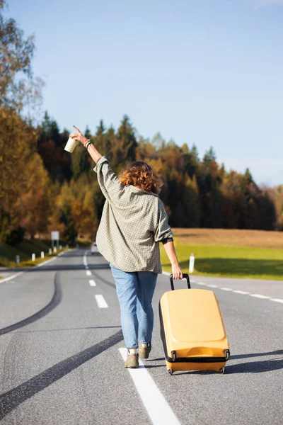 Girl traveler and suitcase — Stock Photo, Image